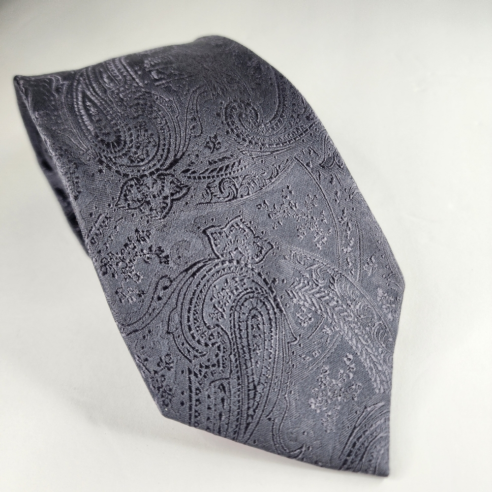ISAAC MIZRAHI Gray Paisley Tie.